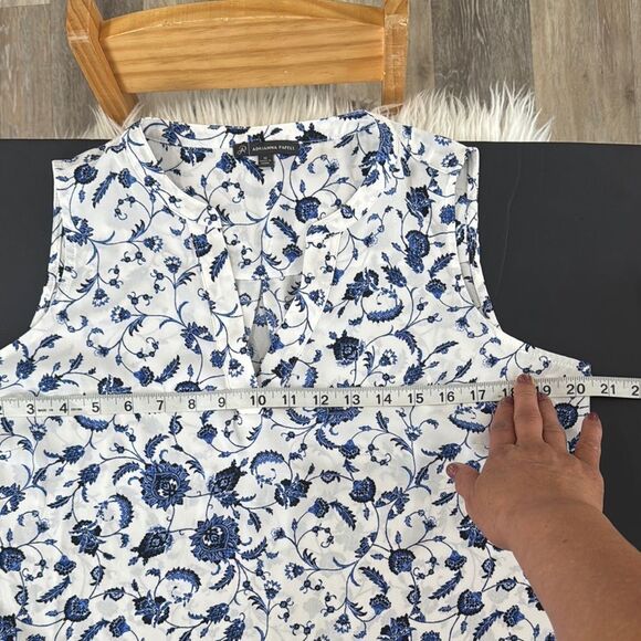 ADRIANNA PAPELL Floral Sleeveless Top - Blue and White Size M - Picture 3 of 9
